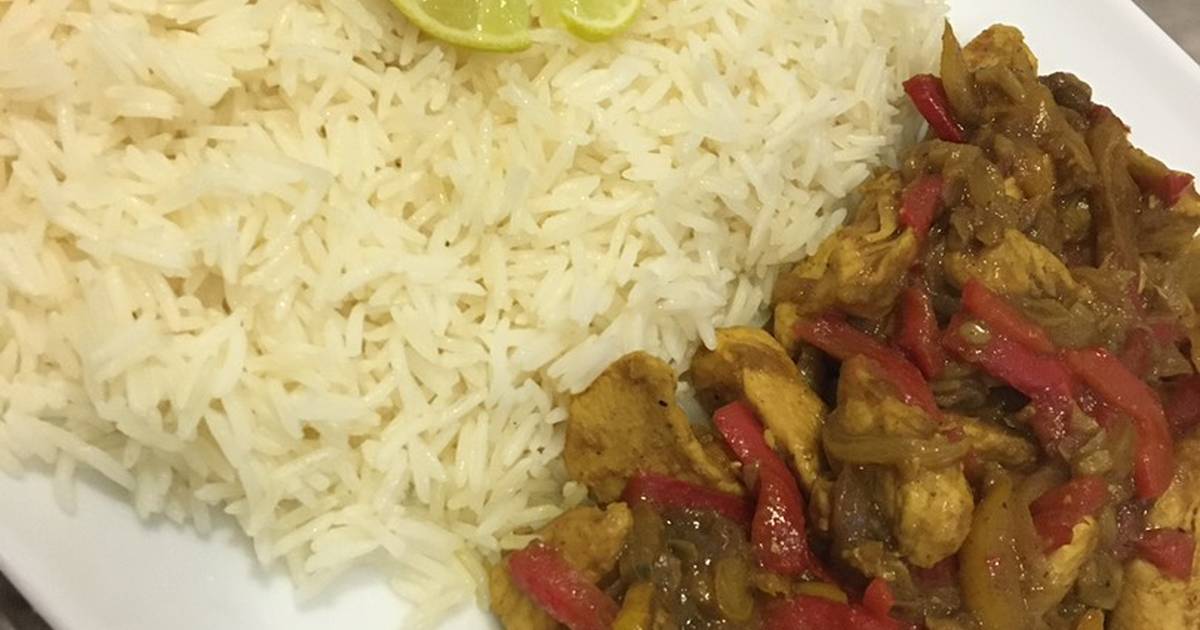 Put the onions and garlic with a little water on the fire and leave until the onions and garlic wilt. Add the meat, stir, then add the colored pepper, soy sauce, salt, pepper and spices. Stir all ingredients until the meat is done and served. Served with white basmati rice